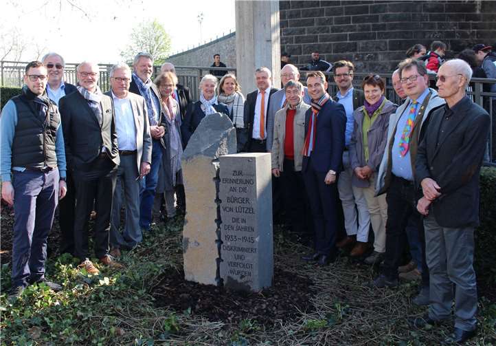 Gruppenfoto nach der feierlichen Enthüllung: Am Schüllerplatz erinnert ab sofort eine Basalt-Stele an die Opfer des Nationalsozialismus. Foto: privat