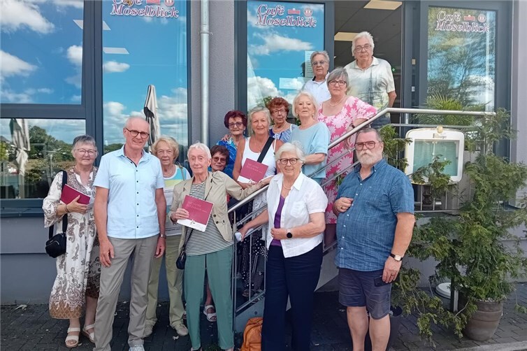Gruppenfoto nach einem informativen Besuch der Alteneinrichtung Eltzerhof: Die Senioren Union Koblenz bedankte sich für die herzliche Aufnahme und die interessanten Einblicke in die Arbeit der Einrichtung. 