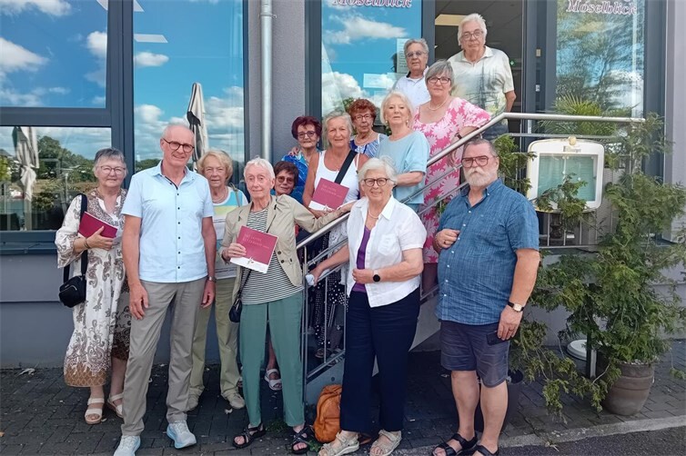 Gruppenfoto nach einem informativen Besuch der Alteneinrichtung Eltzerhof: Die Senioren Union Koblenz bedankte sich für die herzliche Aufnahme und die interessanten Einblicke in die Arbeit der Einrichtung.