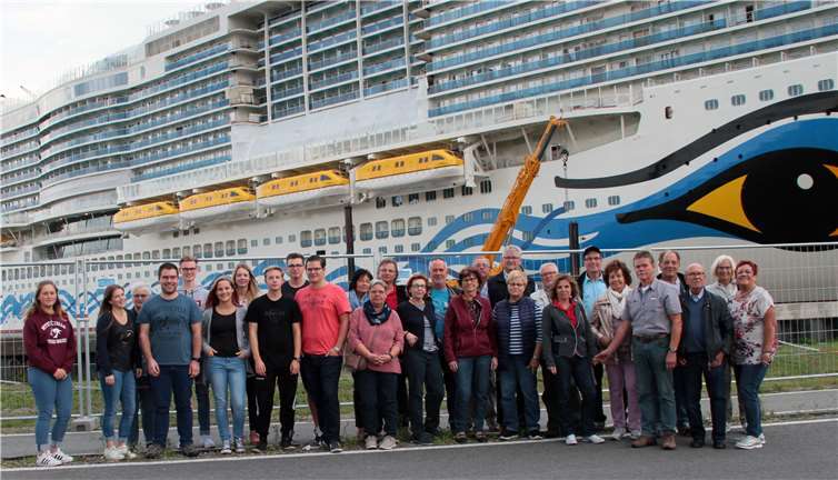 Gruppenfoto von der frisch getauften AIDAnova.Monika Fuchs