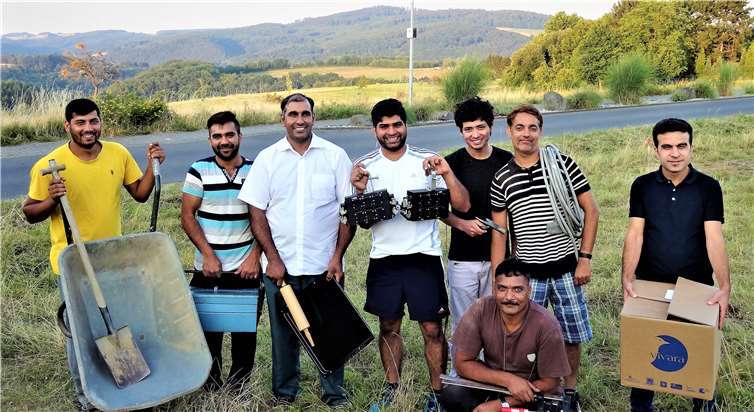 Gruppenfoto von in Horbach wohnenden Flüchtlingen in 2018: immerhin vier von ihnen durften eine Ausbildung im Handwerk beginnen – zwei davon inzwischen bereits mit erfolgreichem Gesellenabschluss, zwei weitere werden hoffentlich bald folgen.
