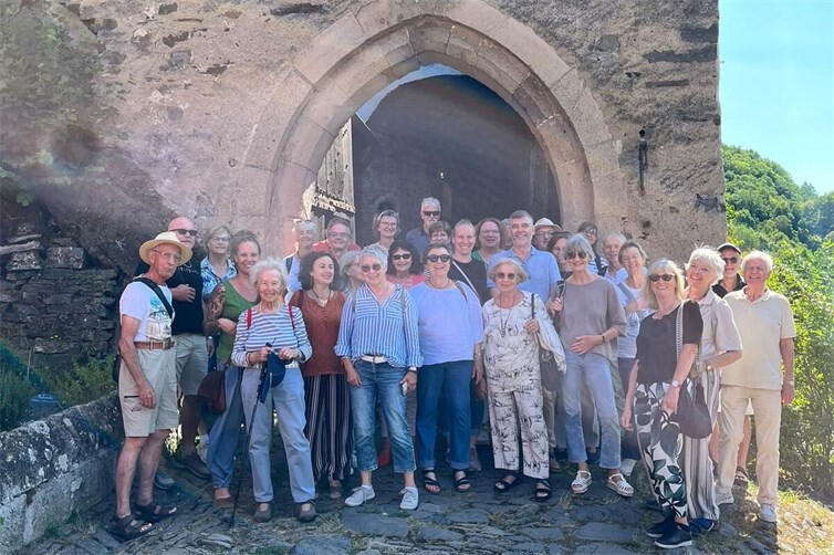 Gruppenfoto vor Schloss Bürresheim