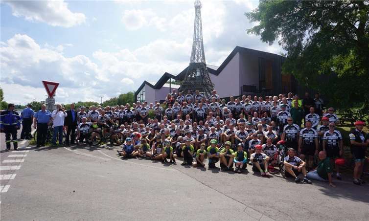 Gruppenfoto vor dem Apacher Eiffelturm, einem Nachbau des Pariser Originals im Maßstab 1:40. Fotos: STUKO