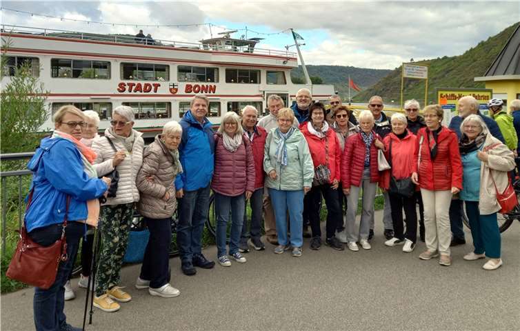 Gruppenfoto vor dem Ausflugsschiff Stadt Bonn in Beilstein.  Foto: Ute Martin