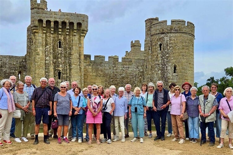 Gruppenfoto vor dem Bodiam Castle in East Sussex