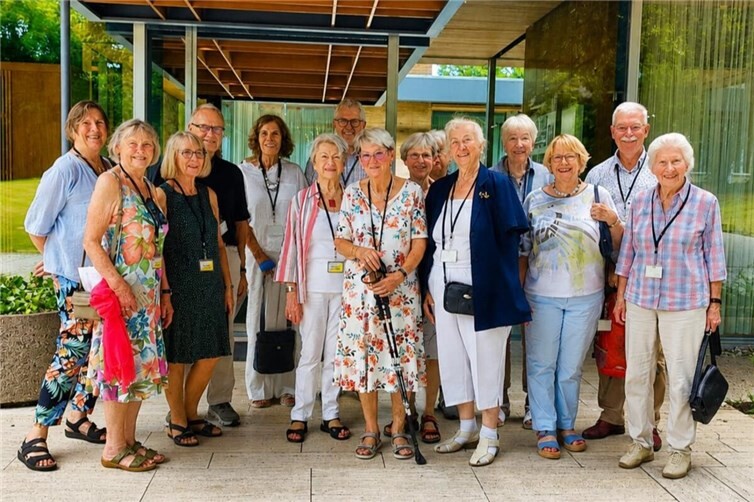 Gruppenfoto vor dem Bonner Kanzlerbungalow