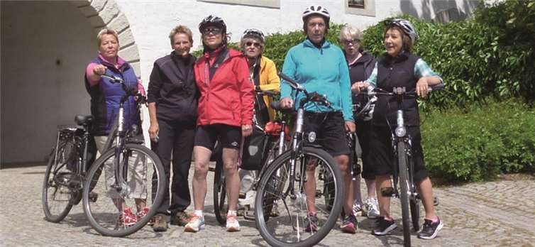 Gruppenfoto vor dem Schloss Strehla (von links): Ellen Neumann, Vera Eberlein, Ulla Roleff-Esch, Irmgard Widdel, Otti Bertram, Doris Becker und Diana Gilles.privat