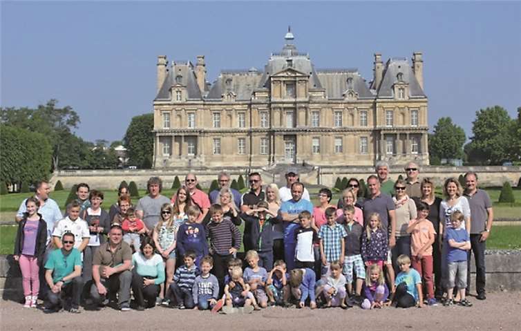 Gruppenfoto vor dem Schloss in Maisons Laffitte.privat