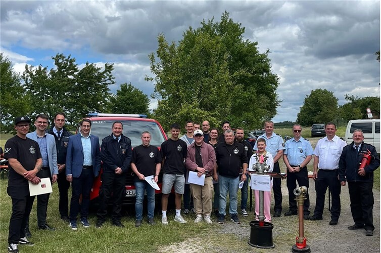Gruppenfoto vor dem neuen Mannschaftsfahrzeug der Feuerwehr Strimmiger Berg