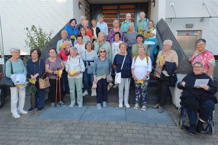 Gruppenfoto vor der Kirche