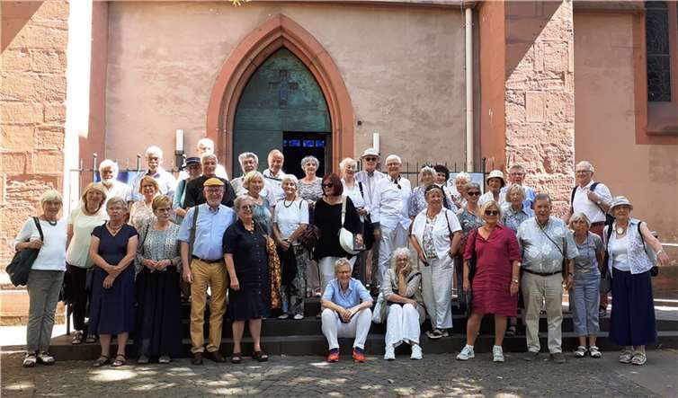 Gruppenfoto vor der Kirche St. Stephan in Mainz, in der es die herrlichen Chagall Fenster zu bewundern gibt.
