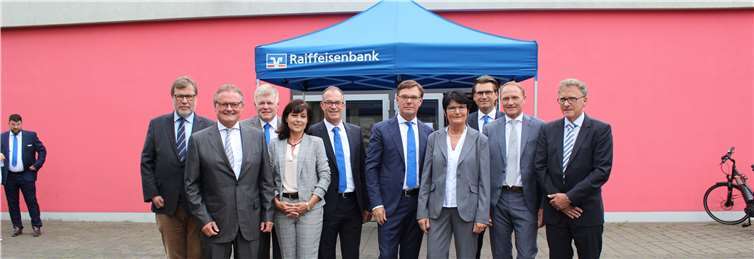 Gruppenfoto vor der Stadthalle in Rheinbach (von links): Aufsichtsrat Uwe Günther, Aufsichtsratsvorsitzender Dr. Ferdinand Schmitz, Aufsichtsrat Theo Münch, Aufsichtsrat Cornelia Rieger, Vorstand Heiko Ulrich, Vorstand Burkhard Kraus, Aufsichtsrat Maria Orth, Vorstand Mathias Lutz, Aufsichtsrat Stefan Franceschini und Aufsichtsrat Herbert Ludes.privat