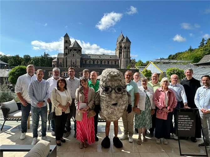 Gruppenfoto vor eindrucksvoller Kulisse: Vertreterinnen und Vertreter der Kommunen des Zweckverbands Ferienregion Laacher See und der Abtei Maria Laach.  Foto: Stefan Pauly/VG-Verwaltung Mendig