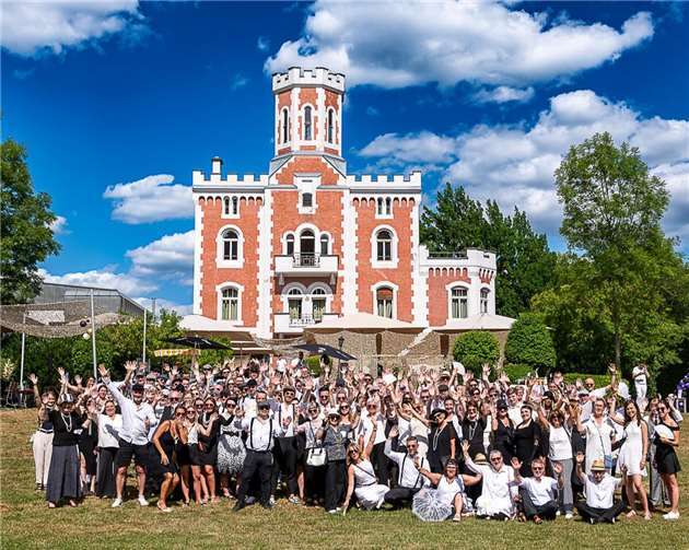 Gruppenfoto vor historischer Kulisse: Die rund 170 Gäste des Sommerfests versammelten sich zum gemeinsamen Erinnerungsbild vor dem Schamott-Schlösschen in den Maximilians Brauwiesen.  Foto: Rainer Albert