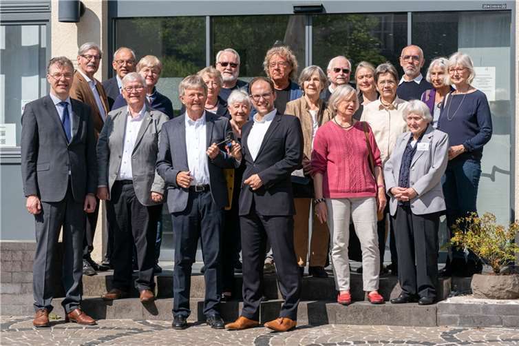 Gruppenfoto zur Schlüsselübergabe.  Foto: Heinz-Werner Lamberz