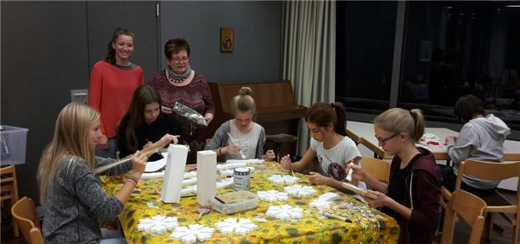 Gruppenleiterinnen und Gruppenkinder der Kamäju schaffen tolle Geschenkideen.privat