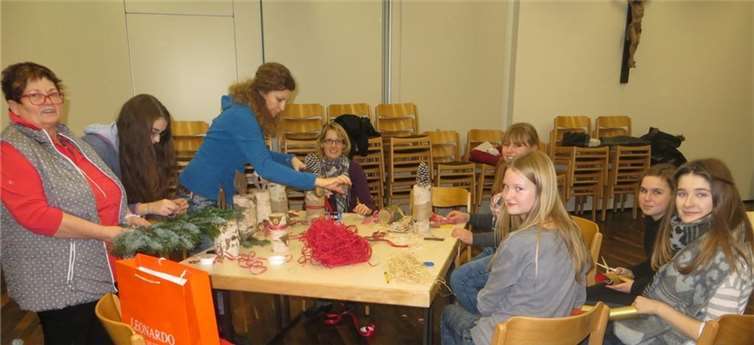 Gruppenleiterinnen und Gruppenmitglieder der Kamäju trafen sich zu einem Bastelabend. Die dort angefertigten Arbeiten werden am 12.12.15 beim „Feuerzauber“ zum Verkauf angeboten. privat