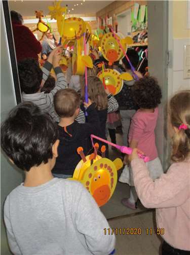Gruppenweise zogen die Kinder mit Laternen durch die Kita.
