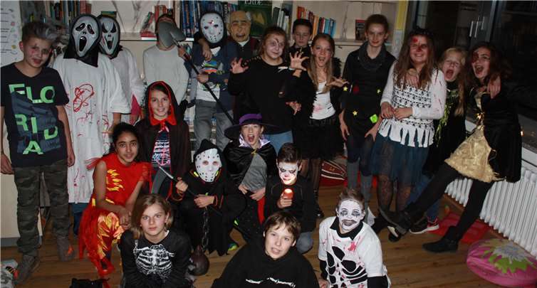 Gruselig verkleidet verbrachten die Sechstklässler einen schauerlichen Abend.privat