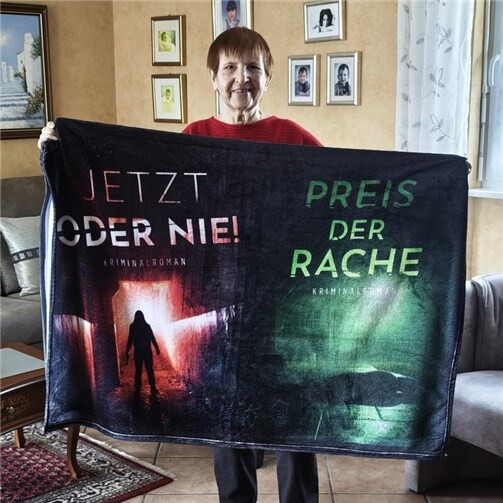 Grusliges zum Kuscheln: Vom Sohn und Schwiegertochte hat Elfriede Liebich eine mit den Titeln ihrer Bücher bedruckte Decke bekommen.