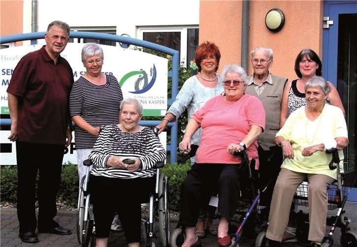 Gudrun Göbel (hinten rechts) und Hildegard Dötsch (hintere Reihe, 3.v.r.) übergaben die Spende. Lothar Spurzem