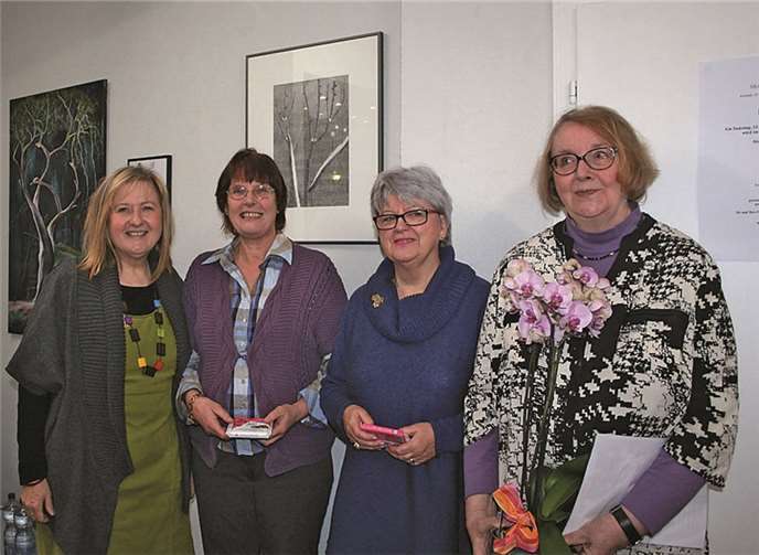 Gudrun Hillmann (v. l.) mit den Finalistinnen Monika J. Mannel und Brigitte Lewalter sowie Sharon Cohagan, Siegerin des Poetry-SlamsHildegard Ginzler
