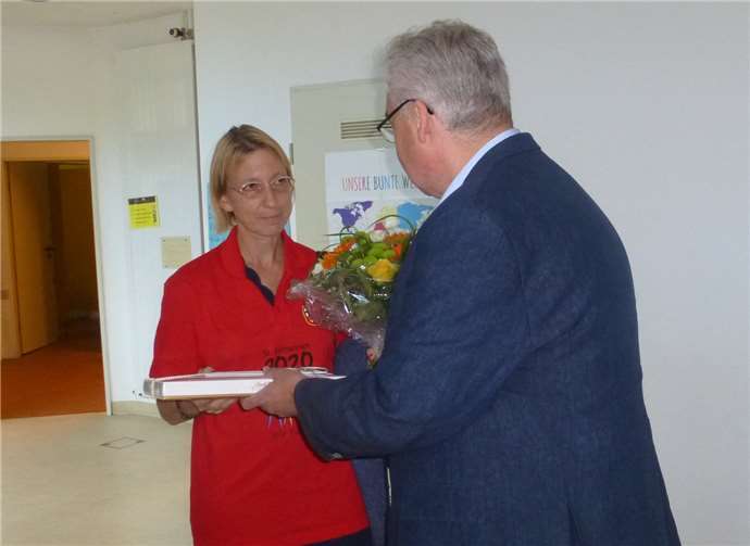 Gudrun Kohnle, Klassenlehrerin der Klasse 3a mit Ortsbürgermeister Willi Knopp, der zur Verabschiedung einen Blumenstrauß überreichte.