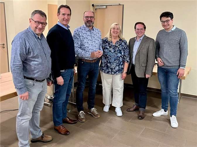 Traditionelles Döbbekoche-Essen war ein voller Erfolg Gudrun Kretschmann begrüßte 70 Gäste, unter ihnen auch Ortsbürgermeister und Landtagsabgeordneter Peter Moskopp sowie Verbandsbürgermeister Thomas Przybylla, Philip Rünz (Vorsitzender des JU-Kreisverbandes Koblenz), Pascal Badziong (Erster Beigeordneter des Landkreises). Quelle: CDU Kettig