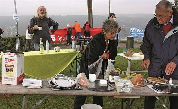 Gudrun Küpper und Siegfried Werber versorgten die Dreispringer an der ersten Kotrollstation auf der Erpeler Ley.