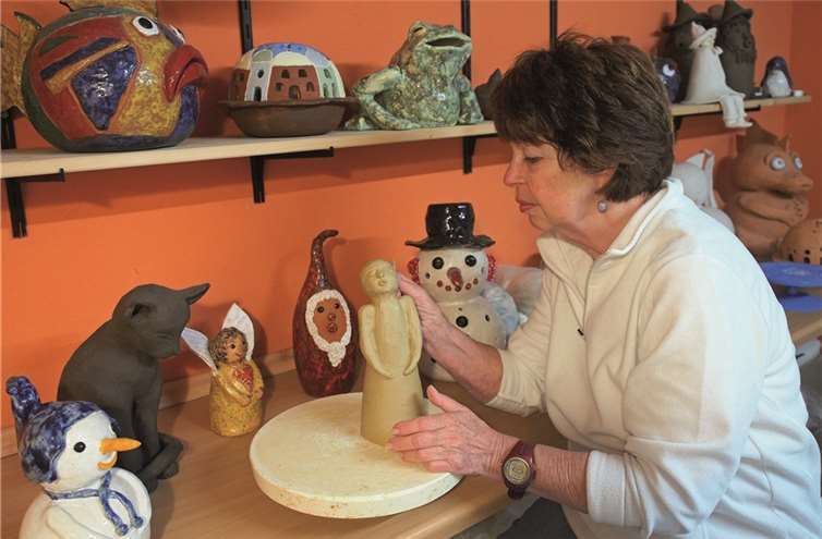 Gudrun Leber bei Ihrem Hobby, dem Töpfern.Privat