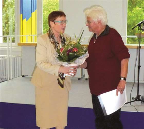 Gudrun Schäfer (links) dankt Andrea Schwarz für die Festrede.privat