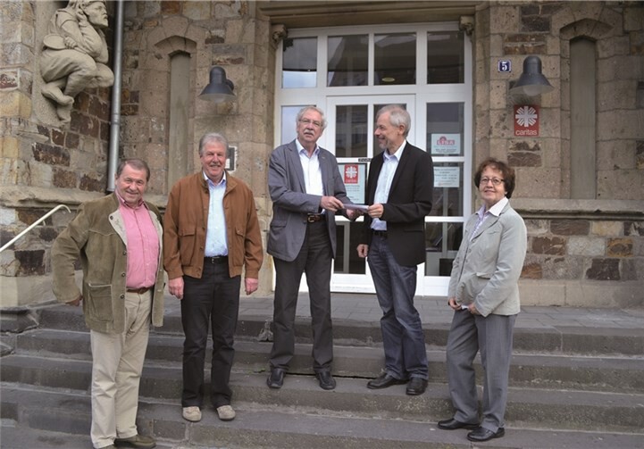 Gudrun Schimansky und Richard Stahl (re.) bedanken sich herzlich bei (v.li.): Erich Nagel, Bernd Schrading und Dr. Wilbert Herschbach. E.T. Müller