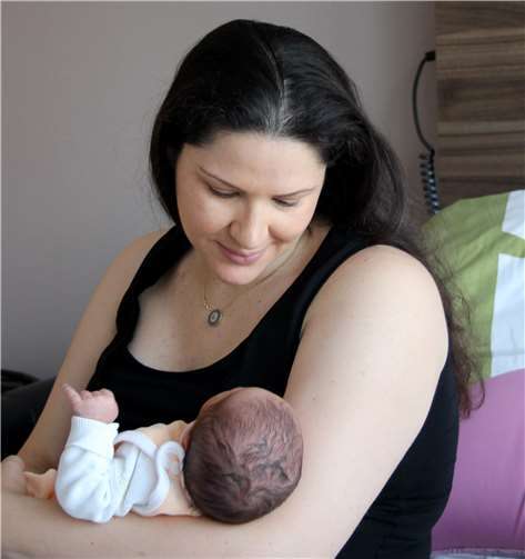 Gülcen Müller mit Söhnchen Leano kurz nach der Geburt.privat