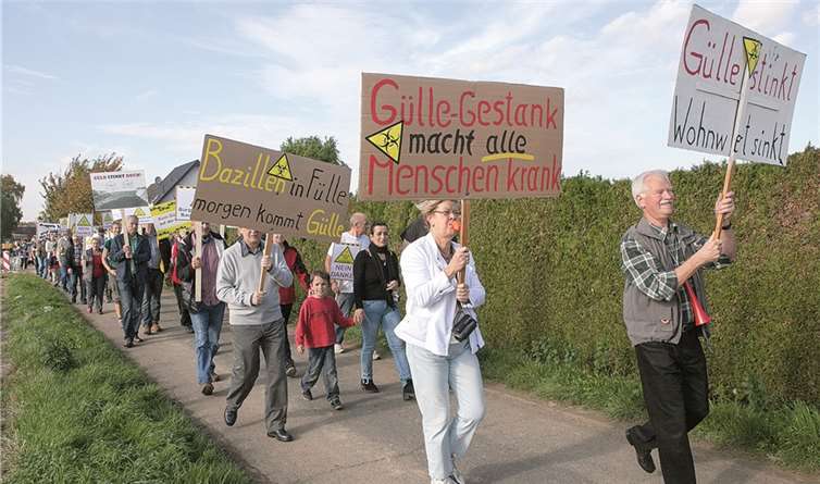 „Gülle-Gestank macht alle Menschen krank“, befürchten die Mitglieder der Bürgerinitiative gegen industrielles Güllelager und Massentierhaltung in Wohnortnähe.