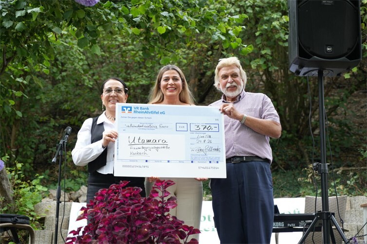 Gülten Acar und Violeta Jasiqi von der Frauenbegegnungsstätte Utamara Kasbach freuten sich über die von A.-Peter Gillrath überreichte Spende von 370 Euro, die der Weltladen Linz am 22. August beim fairen Konzert mit dem belgischen Blasorchester t´Heremenieke in der Martinskirche Linz gesammelt hatte.