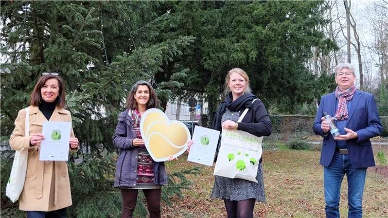 Günsel Hübner-Afacan sparte im November 536,6 kg CO2 ein und durfte von Klimaschutzmanagerin Dr. Zuhal Gültekin neben einer Urkunde einen Gutschein für das E-Carsharing der SWN entgegennehmen. Das Team um Yvonne Bösch, Leiterin des Amts für Immobilienmanagement, erzielte die höchsten Pro-Kopf-Einsparungen und freut sich neben nützlichen Preisen der Energieagentur über bunte Trinkflaschen, überreicht durch den Beigeordneten Ralf Seemann (v.li.). Foto: Stadt Neuwied/Maxie Meier