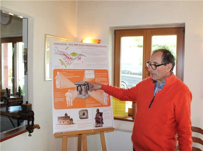 Günter Bach, Vorsitzender des Backesvereins, erläutert die über 2000-jährige Siedlungsgeschichte von Nierendorf. Fotos: DU