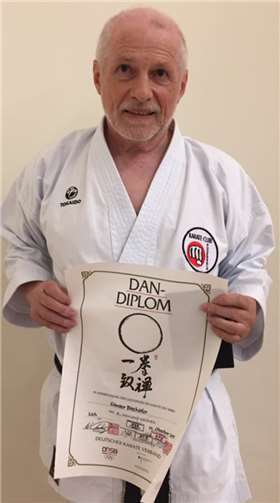 Günter Bitzhöfer nach erfolgreicher Prüfung zum 6. DAN Karate. privat