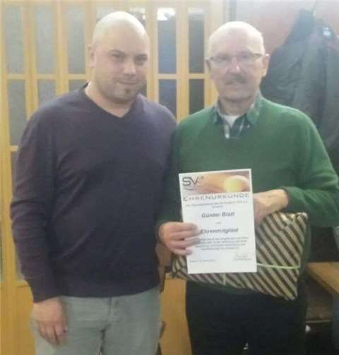 Günter Blatt wurde als erstes Mitglied überhaupt die Ehrenmitgliedschaft der Abteilung verliehen. Privat