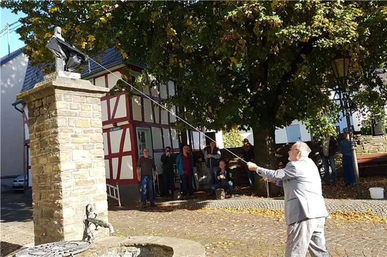 Günter Bornheim enthüllte die neue Figur der Heiligen Barbara.  Foto: privat