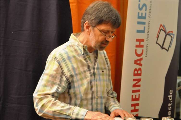 Günter Detro liest seine Satire vom "Elternschrecktag".