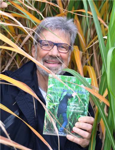 Günter Detro mit seinem neuen Buch. Foto: privat