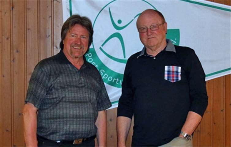 Günter Eytel (re.) übergibt das Amt des Ersten Vorsitzenden des Post-Sportvereins Koblenz e.V. an seinen Nachfolger Norbert Lambach.privat