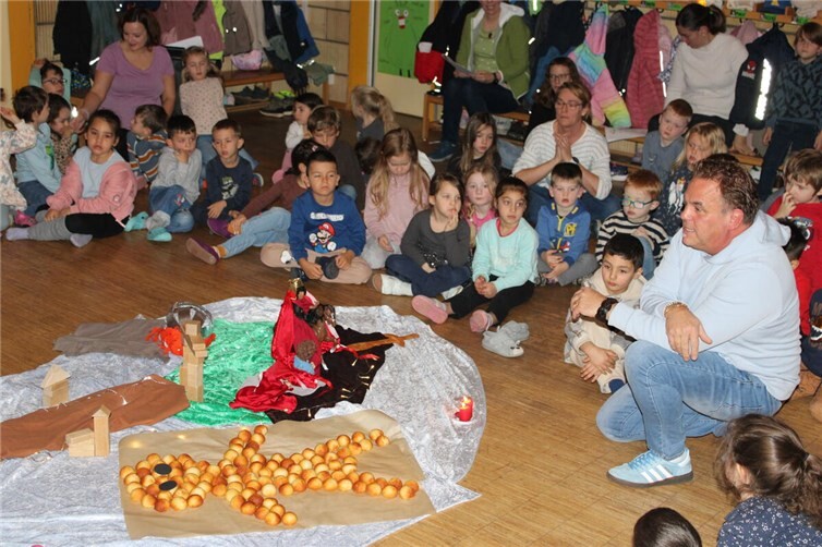 Günter Gauer war zu Gast in der Kita, um den Kinder Geschichten zum Thema Teilen zu erzählen.