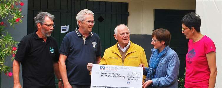 Günter Gries (Fördervereine Burg Wernerseck), Frank Neupert, Wolfgang Horch und Alexandra Kiel (Plaidter Geschichtsverein), . Susanne Mühlhausen (Ochtendunger Heimatverein) (v. l.).