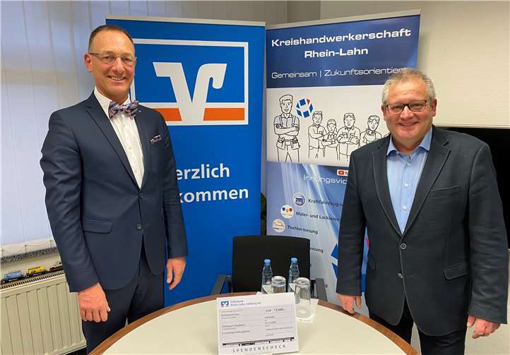 Günter Groß, Bereichsleiter der Volksbank Rhein-Lahn-Limburg (links) überreichte einen symbolischen Scheck über 3.000 Euro an Kreishandwerksmeister Johannes Lauer, stellvertretend für die Prüfungsbesten. Foto: privat