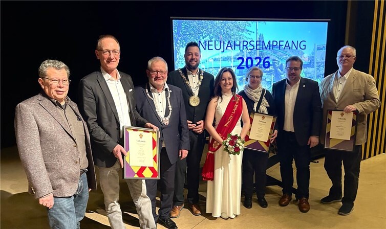 Günter Groß, Hella Schröder und der Runde Tisch für Flüchtlinge in Lahnstein erhielten die goldene Ehrennadel der Stadt Lahnstein für ihr besonderes Engagement. Fotos: Mira Bind / Stadtverwaltung Lahnstein