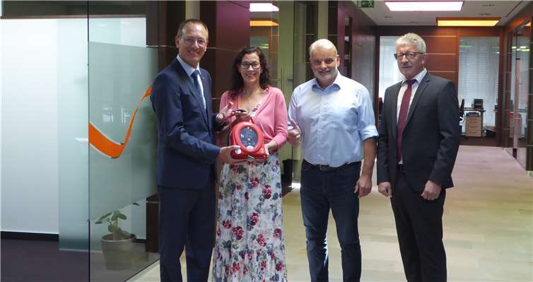 Günter Groß (l.) und Uwe Kewitz (r.) von der Volksbank Rhein-Lahn-Limburg übergeben den Defibrillator an Birk Utermark und Sabine Deusner (Abteilungsleiterin Herzsport des TV Bad Ems).privat
