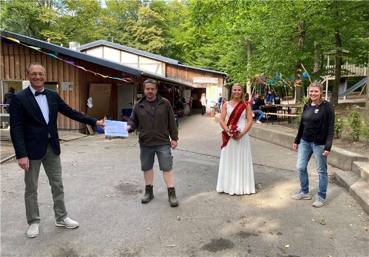 Günter Groß (links) übergab im Beisein von Rhein-Lahn-Nixe Sira I. den Spendenscheck an Sebastian Seifert (2. v. links) und Tanja Sporenberg (rechts) und sprach dem Scheunen-Betreuer-Team ein großes Dankeschön aus.Foto: Volksbank