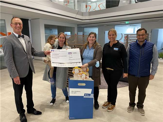 Günter Groß (links) von der Volksbank Rhein-Lahn-Limburg überreichte der 1. Vorsitzenden des Fördervereins, Anna Henrich-Strebe sowie der 1. Vorsitzenden des Elternausschusses, Elona Weißgerber, der Kita Leiterin Stephanie Ems und Herrn Cristian Occhipinti den symbolischen Scheck über 2.000 Euro.Foto: privat